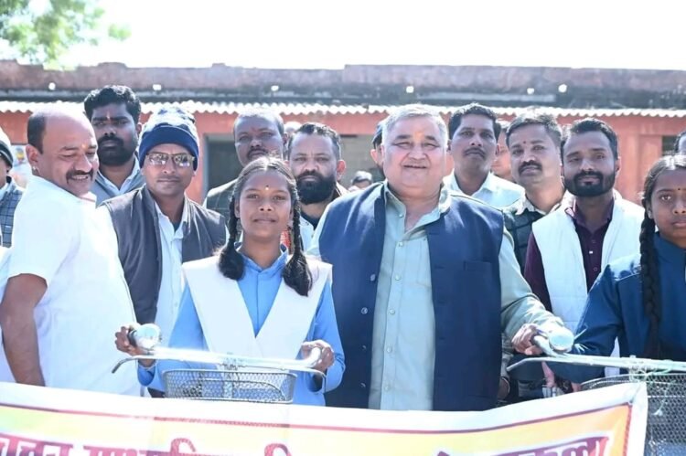 पर्यटन एवं संस्कृति मंत्री राजेश अग्रवाल ने सरस्वती साइकिल योजना के तहत मेंड्रॉकला विद्यालय में छात्राओं को साइकिल वितरित की