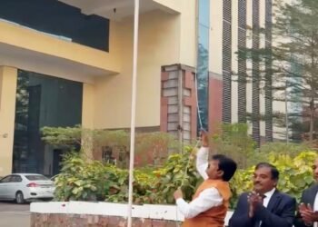 गणतंत्र दिवस के अवसर पर नागरिक आपूर्ति निगम के प्रधान कार्यालय में नान के अध्यक्ष संजय श्रीवास्तव ने किया ध्वजारोहण