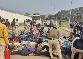 सहायक शिक्षक भर्ती की मांग पर डीएड अभ्यर्थियों का उग्र प्रदर्शन, मंत्री आवास का घेराव