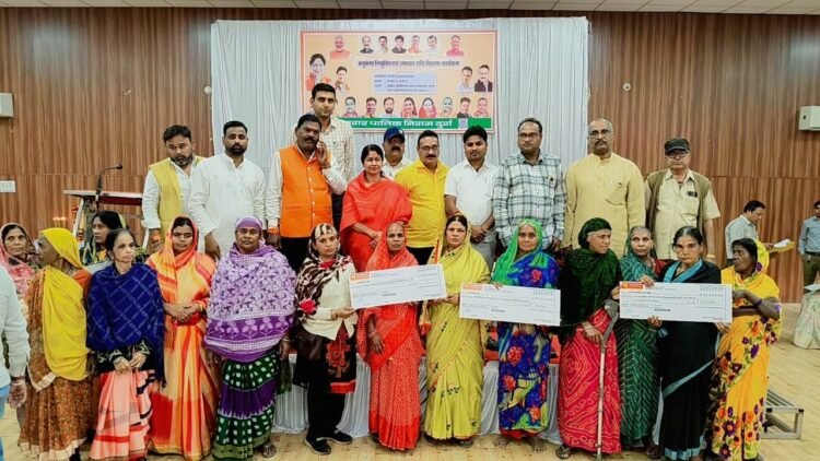 निगम के 40 कर्मचारियों को मिला खुशियों का फिर एक तोहफा 92,83,880 रुपये कर्मचारीयो के खाते में पहुंची उपादान राशि