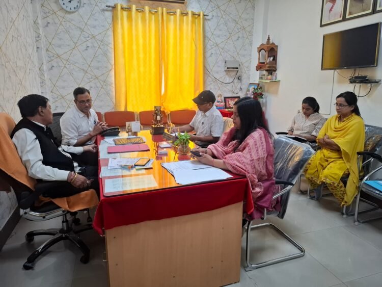 अमर गिदवानी ने विभाग के कार्यों की समीक्षा करते हुए अधिकारियों को आवश्यक निर्देश दिए