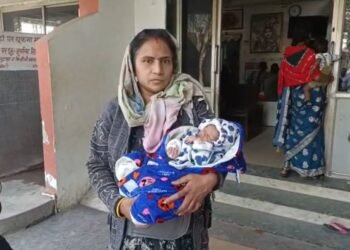 बंदर ने 15 दिन की मासूम को मां की गोद से छीनकर भागते समय कुएं में गिराया, डायपर की वजह से बची जान