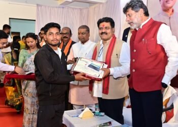 उप मुख्यमंत्री शर्मा ने 30 पुनर्वासित युवाओं को बांटे टूलकिट और मोबाइल