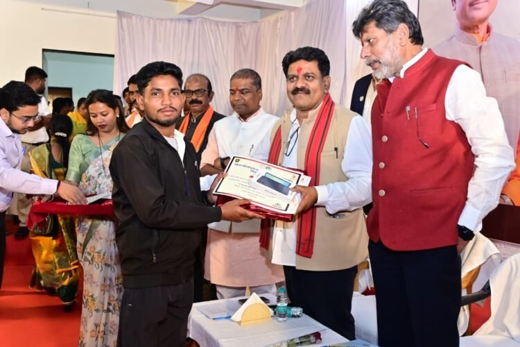 उप मुख्यमंत्री शर्मा ने 30 पुनर्वासित युवाओं को बांटे टूलकिट और मोबाइल