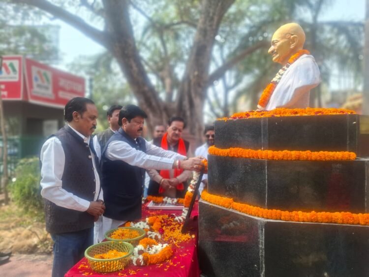 महात्मा गाँधी को 78वें निर्वाण दिवस पर छग राज्य नागरिक आपूर्ति निगम के अध्यक्ष संजय श्रीवास्तव ने किया सादर नमन