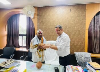 43 वर्षों की सेवा के बाद रामेश्वर प्रसाद साहू सेवानिवृत्त, निगम मुख्यालय में हुआ सम्मान