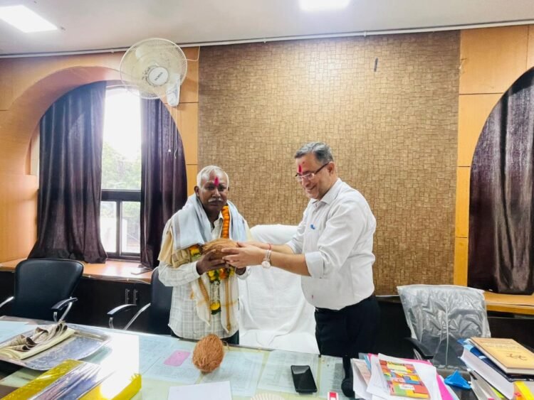 43 वर्षों की सेवा के बाद रामेश्वर प्रसाद साहू सेवानिवृत्त, निगम मुख्यालय में हुआ सम्मान