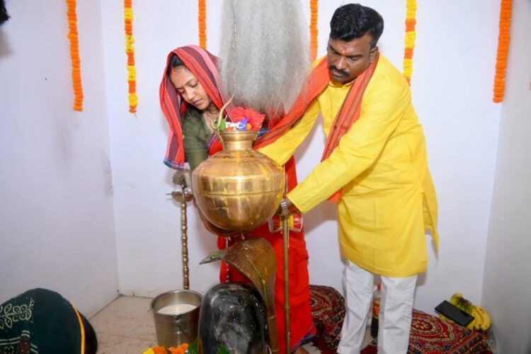 श्रावण मास के प्रथम सोमवार पर मंत्री लक्ष्मी राजवाड़े ने बीरपुर में की कांवड़ यात्रा और जलाभिषेक