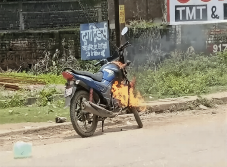 सड़क पर धू-धूकर जली होंडा शाइन, देखते ही देखते आग की चपेट में आई बाइक