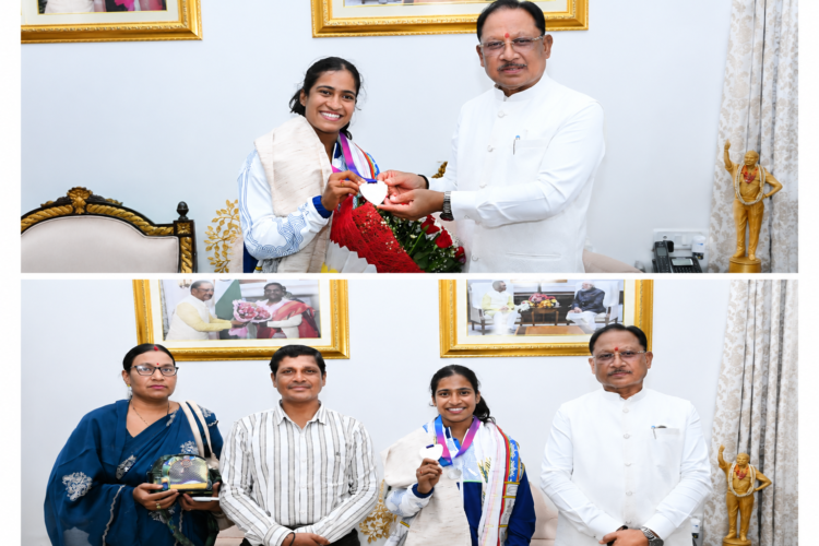 राष्ट्रमंडल खेलों की रजत पदक विजेता ज्ञानेश्वरी यादव का मुख्यमंत्री निवास में भव्य स्वागत,मुख्यमंत्री साय ने की 30 लाख रुपये प्रोत्साहन राशि और आउट ऑफ टर्न डीएसपी पद पर पदोन्नति की घोषणा
