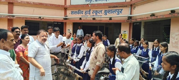 रायपुर दक्षिण विधायक सुनील सोनी ने छात्राओं को बांटी सरस्वती योजना की साइकिलें