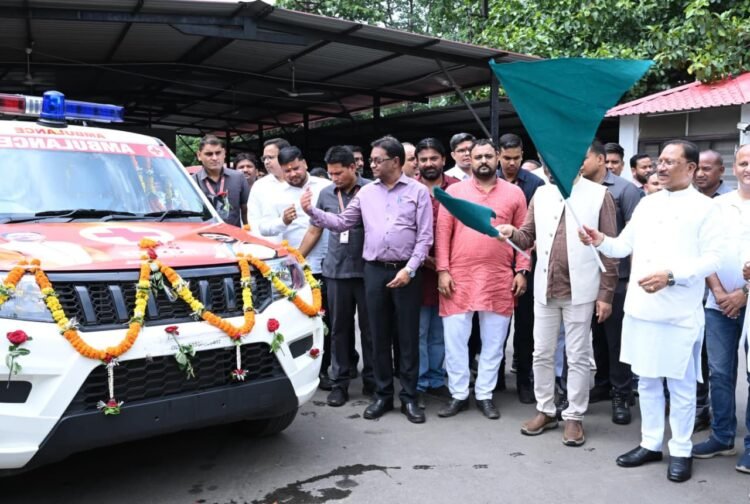 CM विष्णुदेव साय ने धरसींवा के लिए रवाना की मुफ्त एम्बुलेंस, स्वास्थ्य सेवाओं को मिली मजबूती
