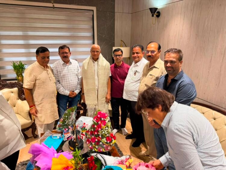 पूर्व राज्यपाल रमेश बैस का जन्मदिन मनाया गया, चेम्बर प्रतिनिधिमंडल ने दी शुभकामनाएं