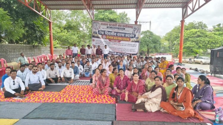 दो सूत्रीय मांगों को लेकर पटवारियों का प्रदर्शन, शासन के खिलाफ खोला मोर्चा